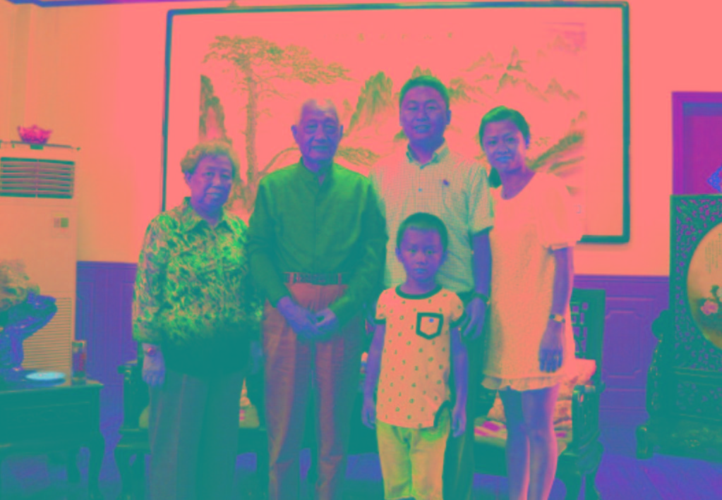 與原南京軍區(qū)政委方祖岐上將夫婦合影留念。